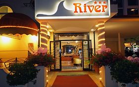 Hotel River fronte mare con piscina