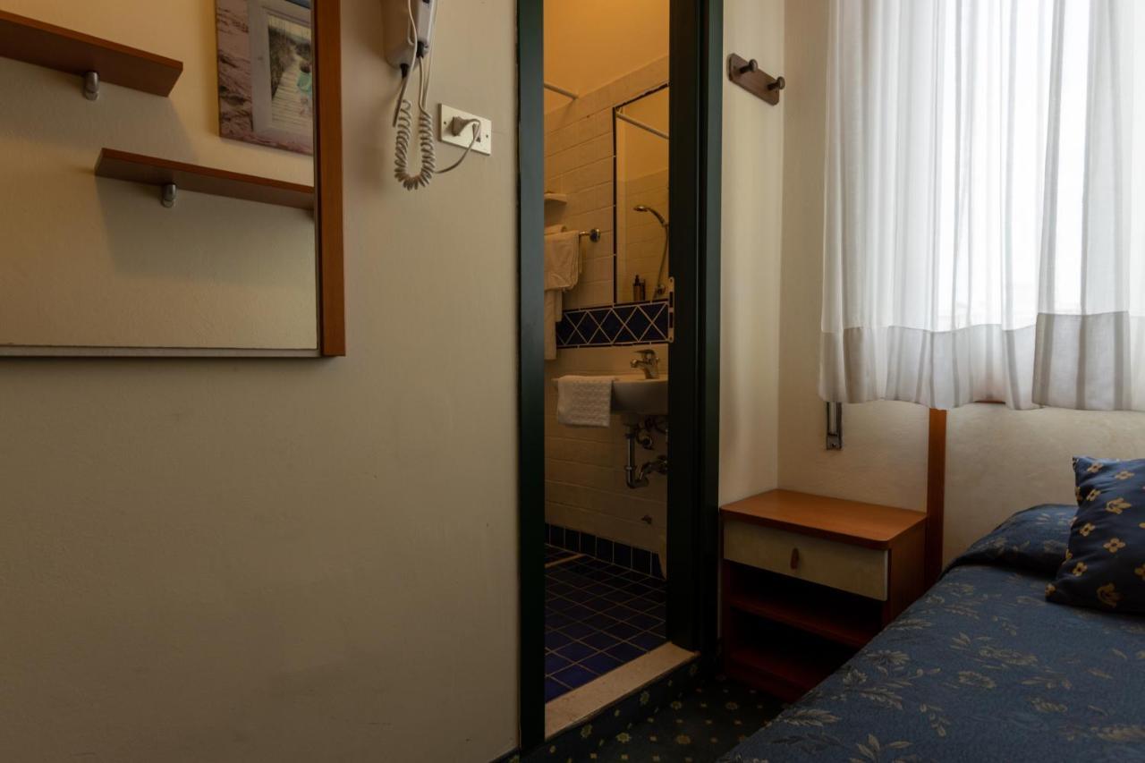 Hotel River fronte mare con piscina Rimini Esterno foto