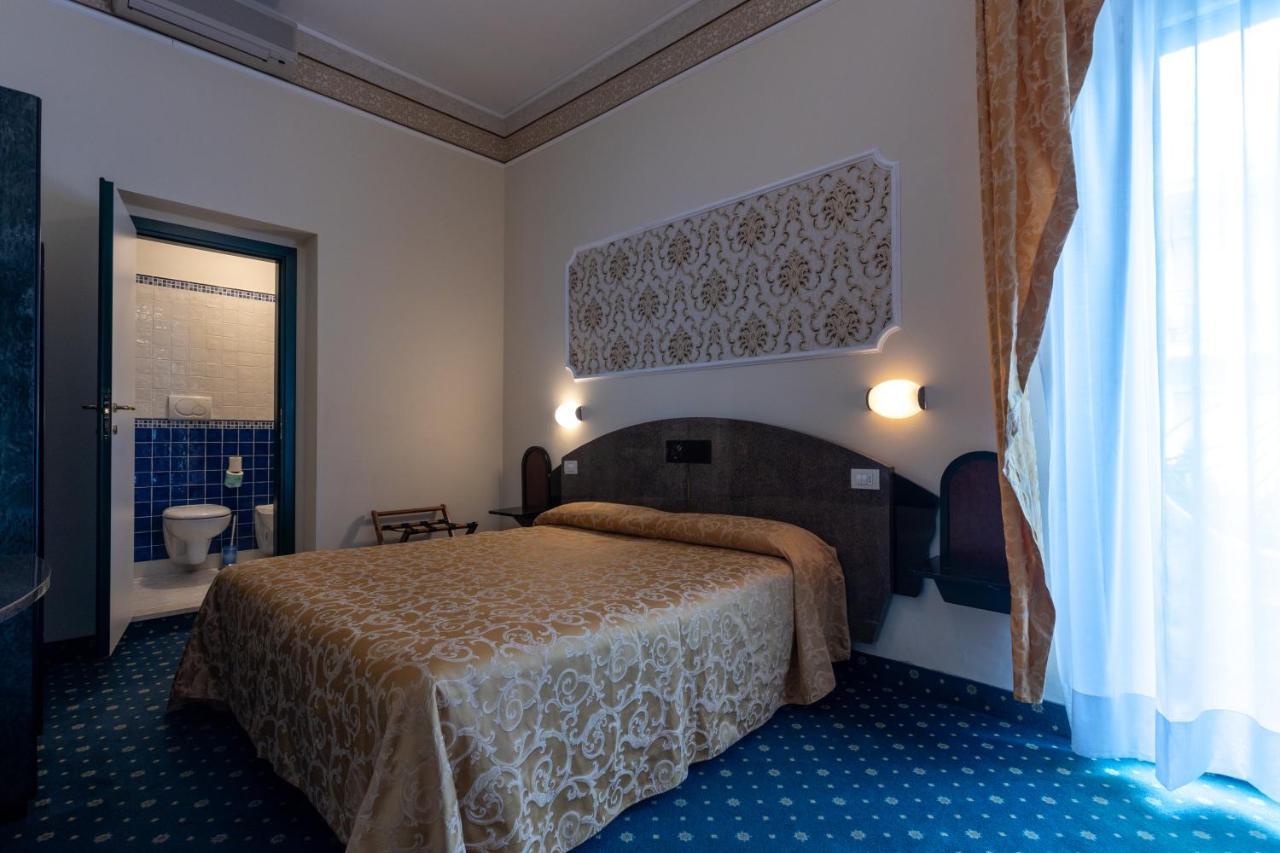 Hotel River fronte mare con piscina Rimini Esterno foto