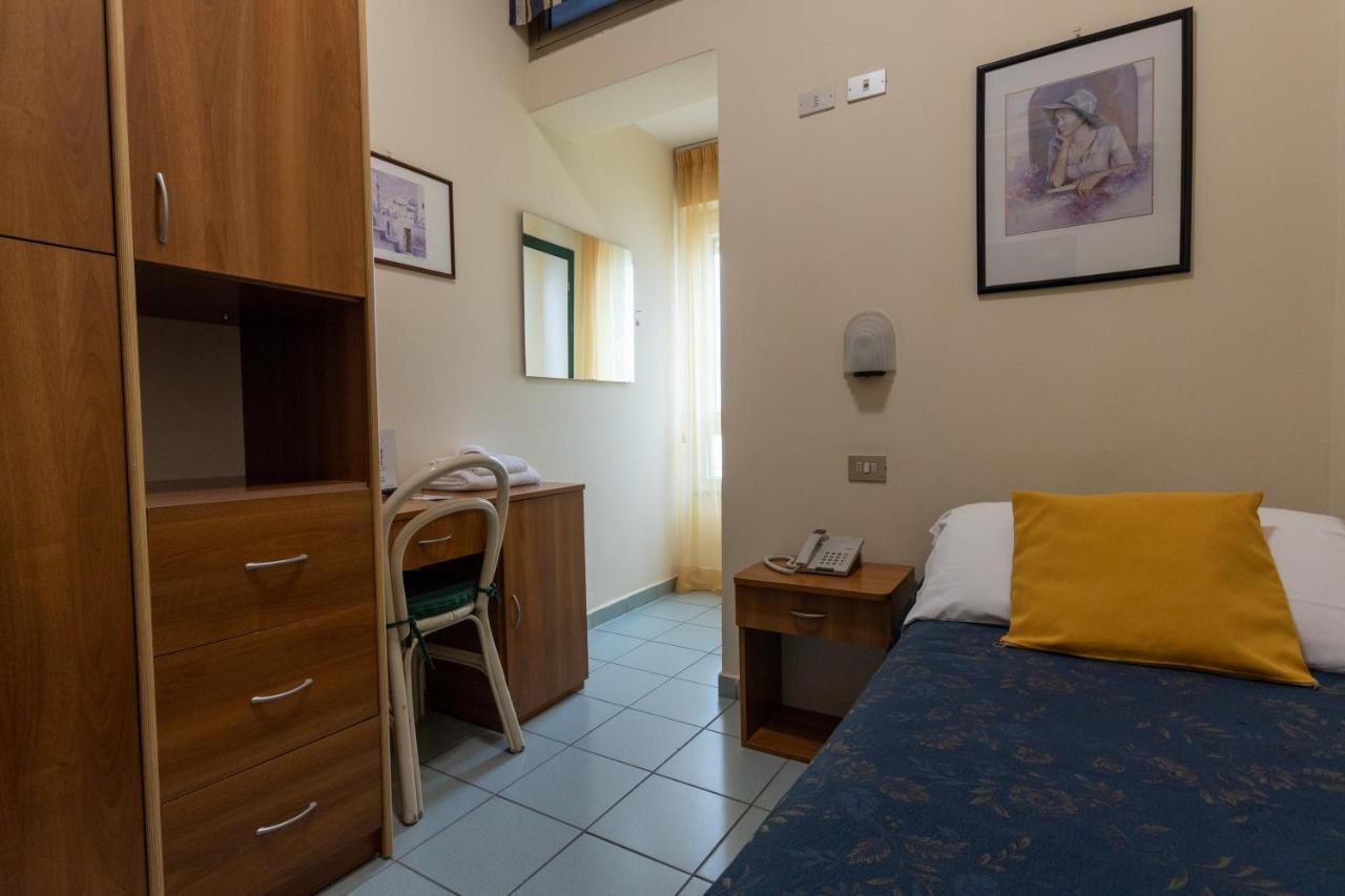 Hotel River fronte mare con piscina Rimini Esterno foto