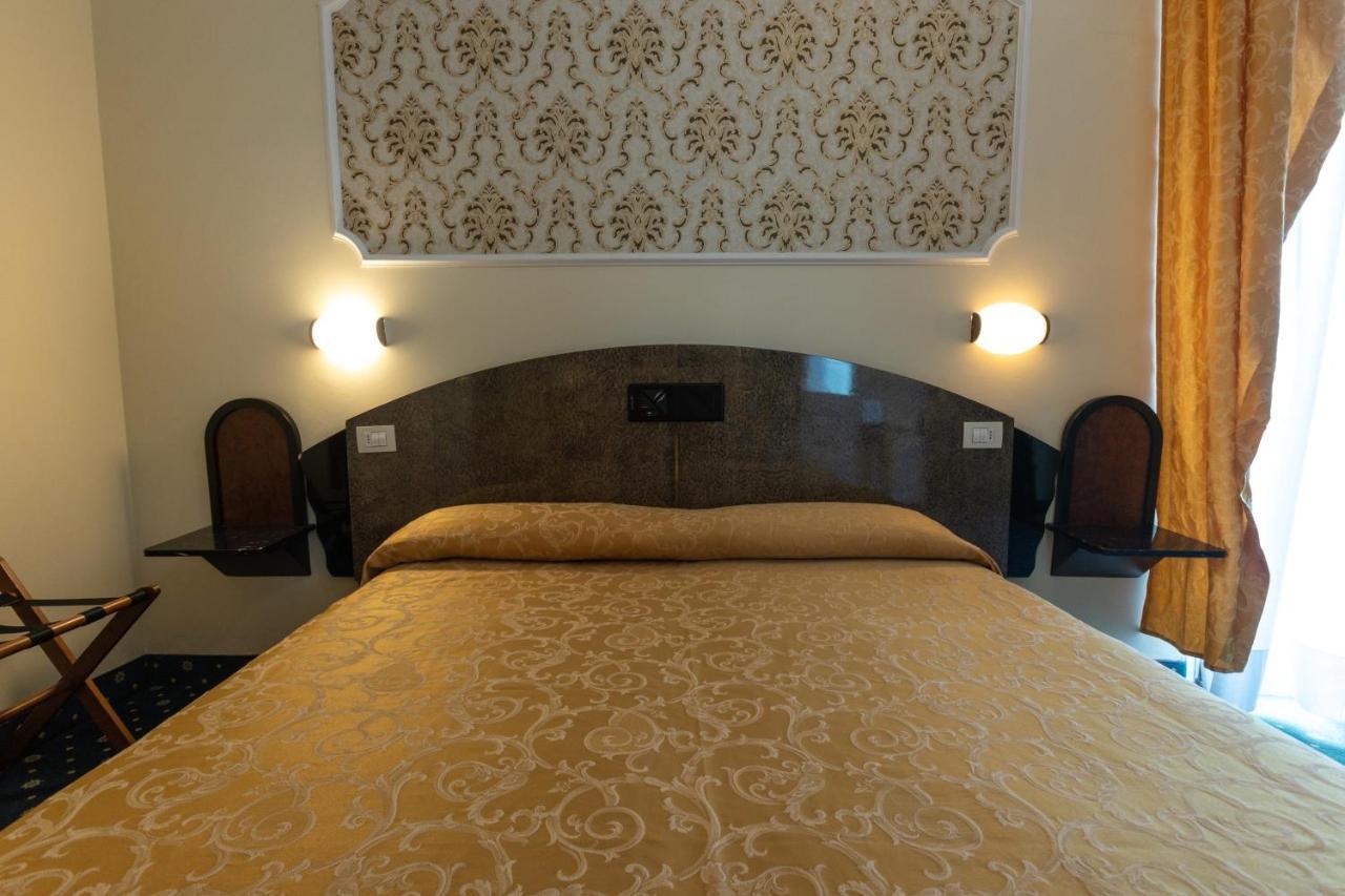 Hotel River fronte mare con piscina Rimini Esterno foto
