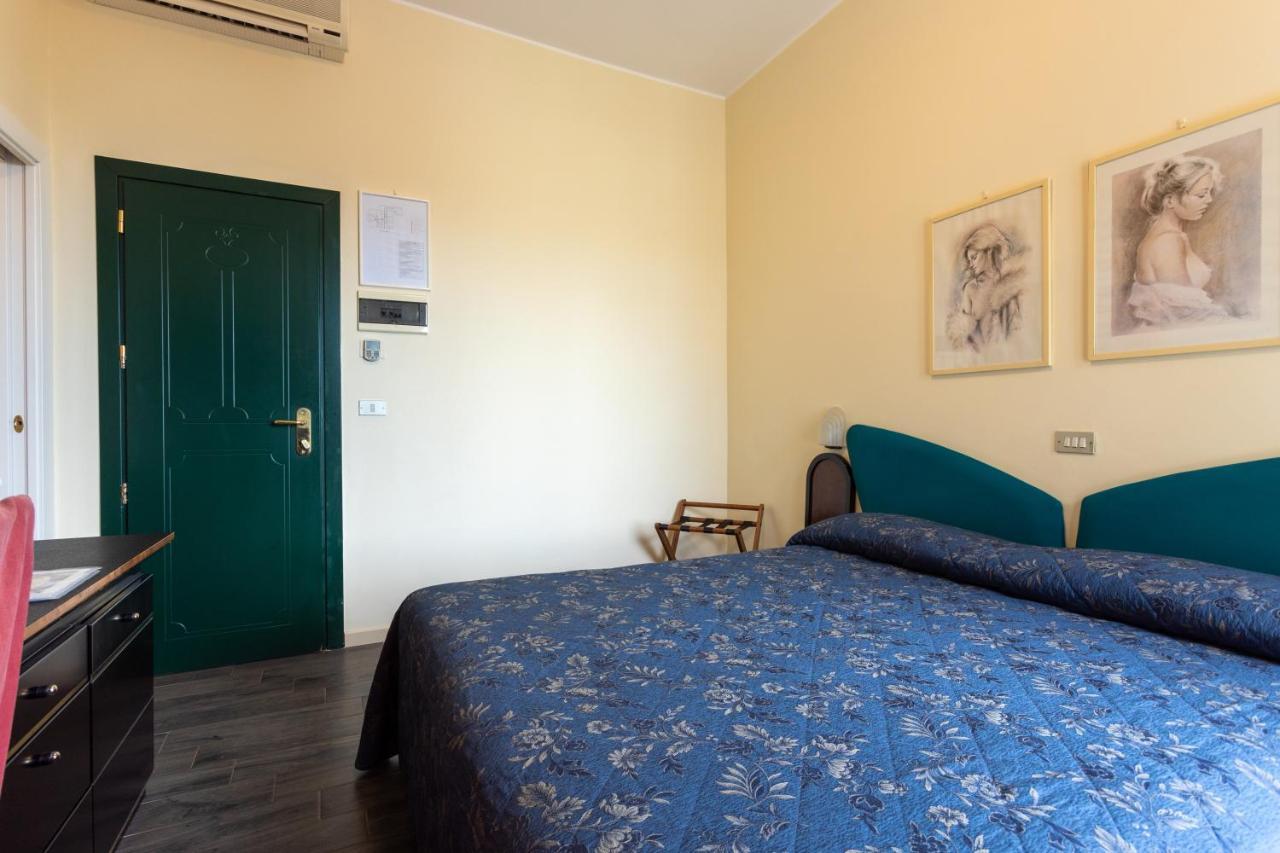 Hotel River fronte mare con piscina Rimini Esterno foto