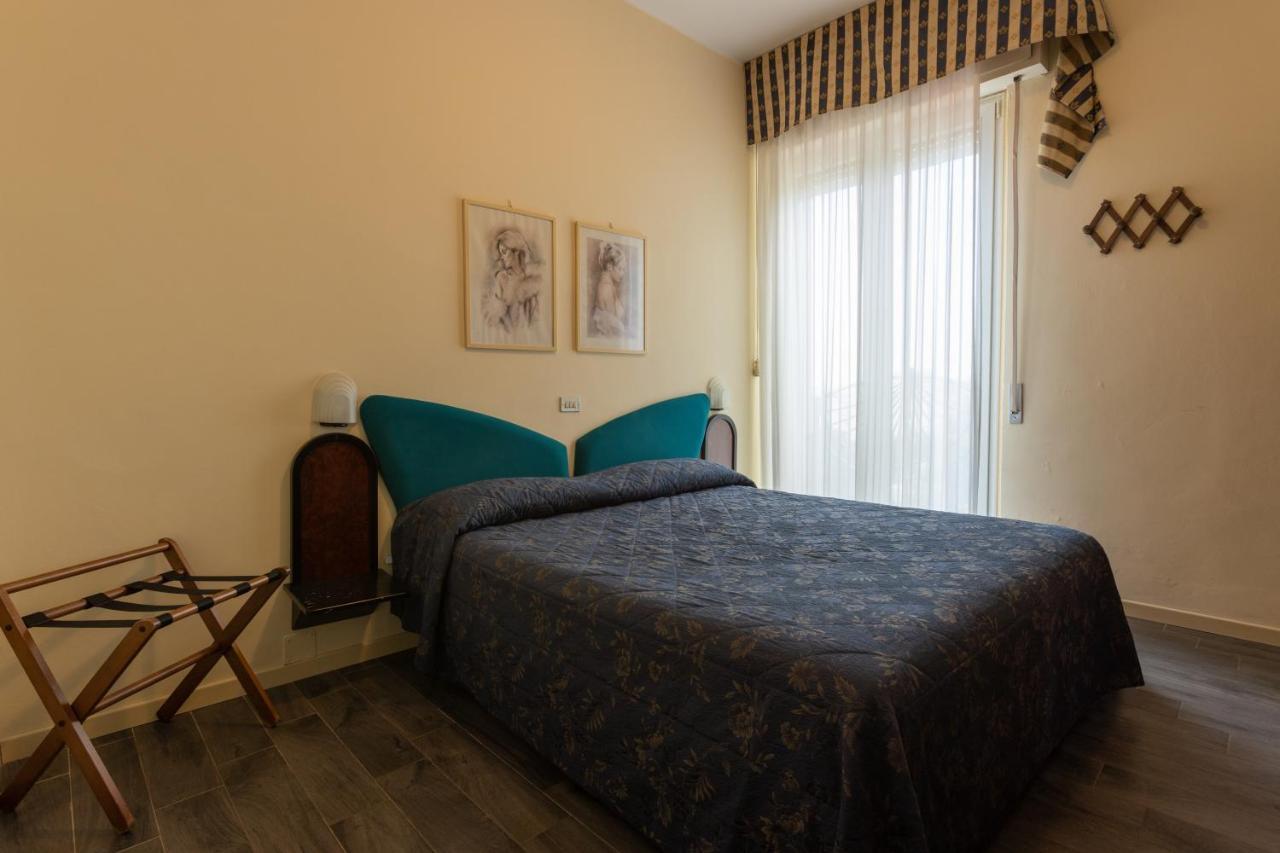 Hotel River fronte mare con piscina Rimini Esterno foto