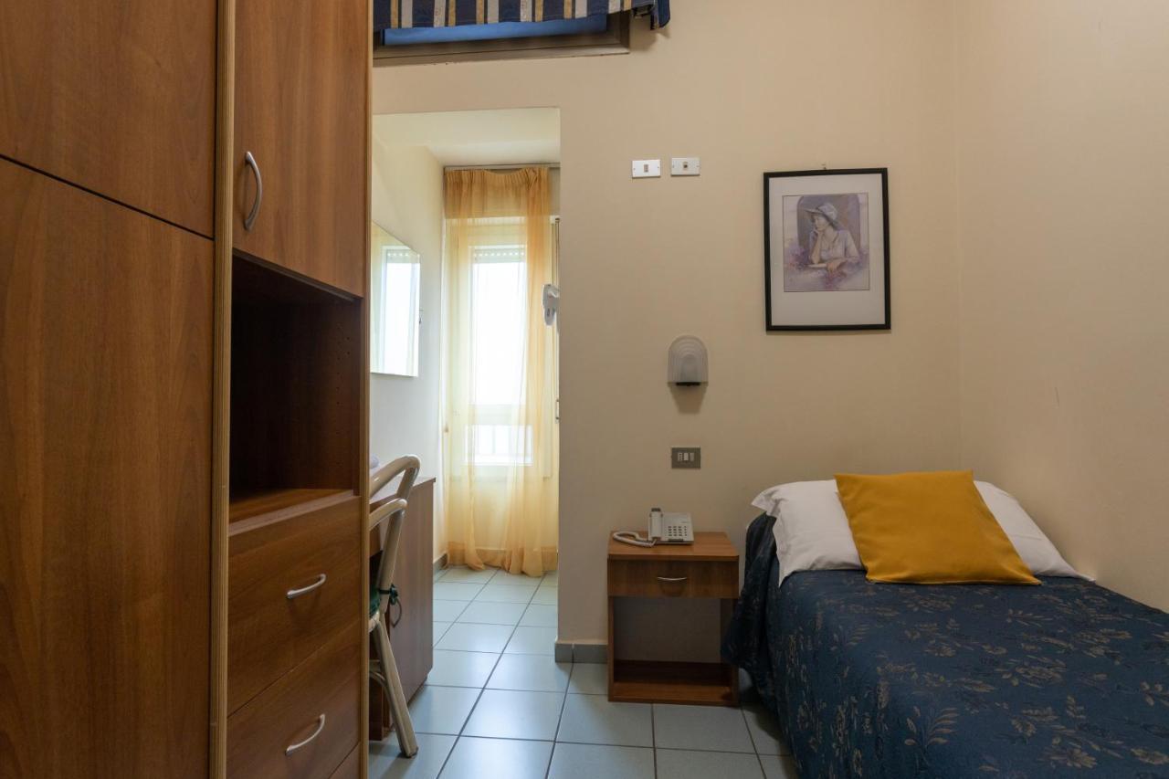 Hotel River fronte mare con piscina Rimini Esterno foto