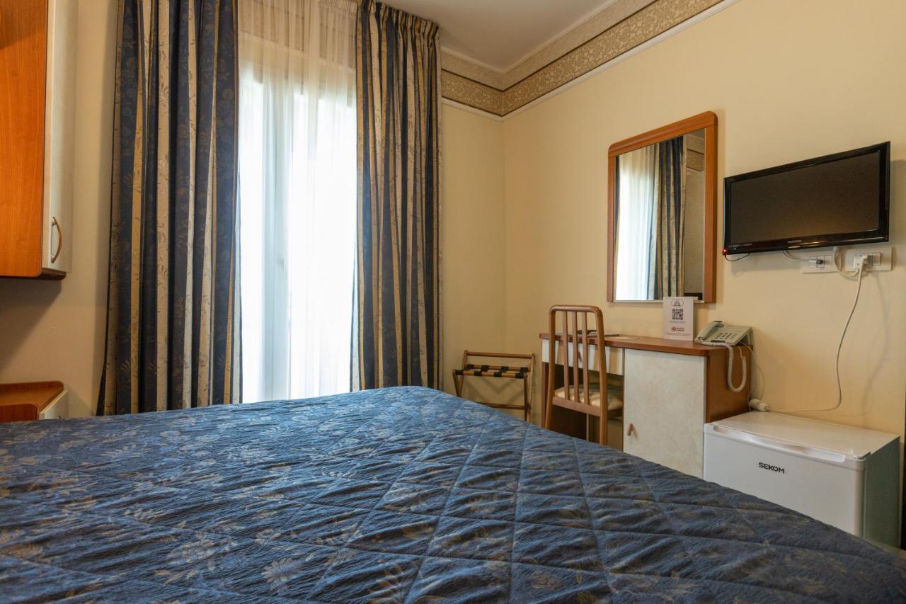Hotel River fronte mare con piscina Rimini Esterno foto