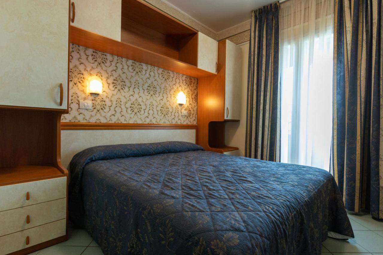 Hotel River fronte mare con piscina Rimini Esterno foto